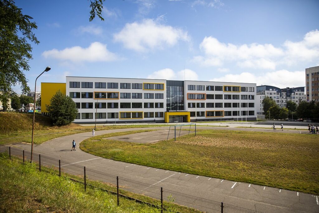 Aptverta mokykla