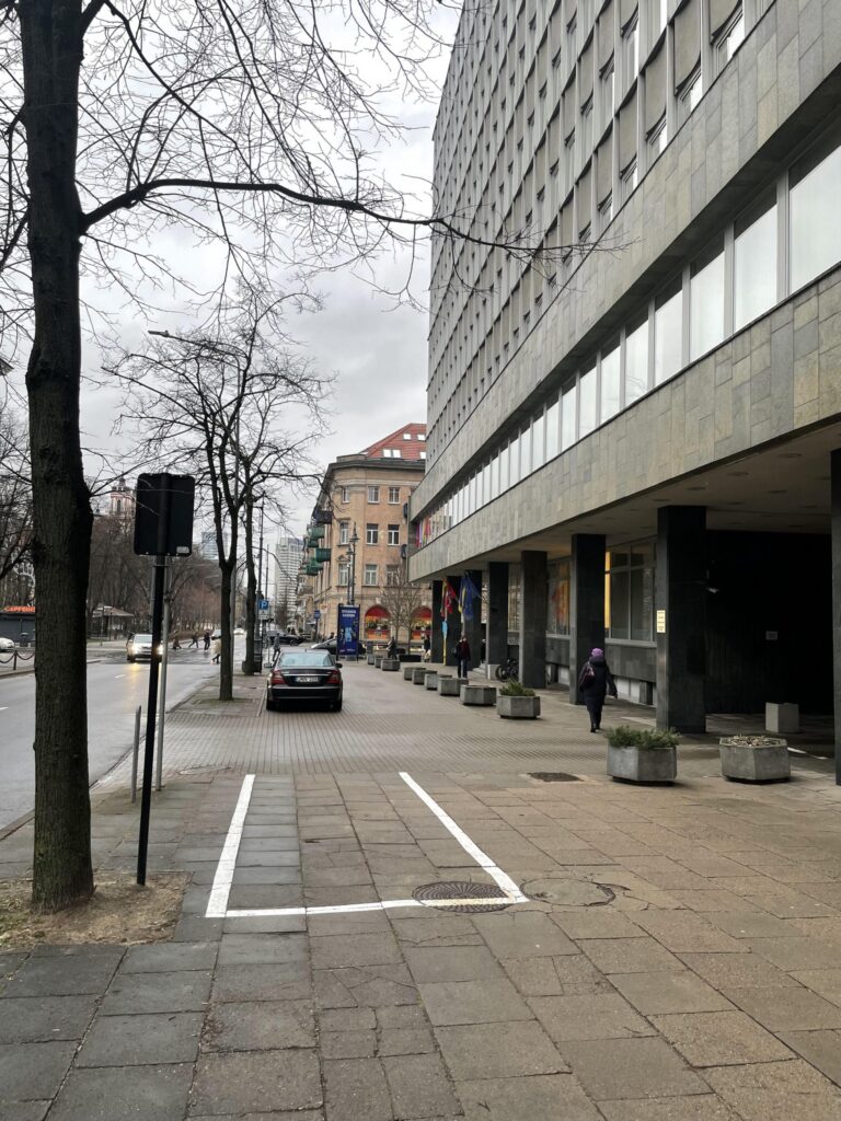 Prie Ekonomikos ir inovacijų ministerijos kažkas įsirengė sau inovatyvų parkingą ant…