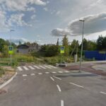 Dėmesio, atvažiuojantys iš pievos turi duoti kelią!