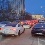 Gali būti automobilis, gatvė, kelias ir dangoraižis vaizdas