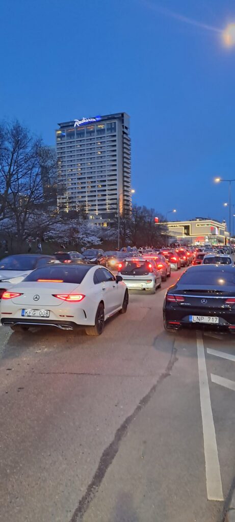 Gali būti automobilis, gatvė, kelias ir dangoraižis vaizdas