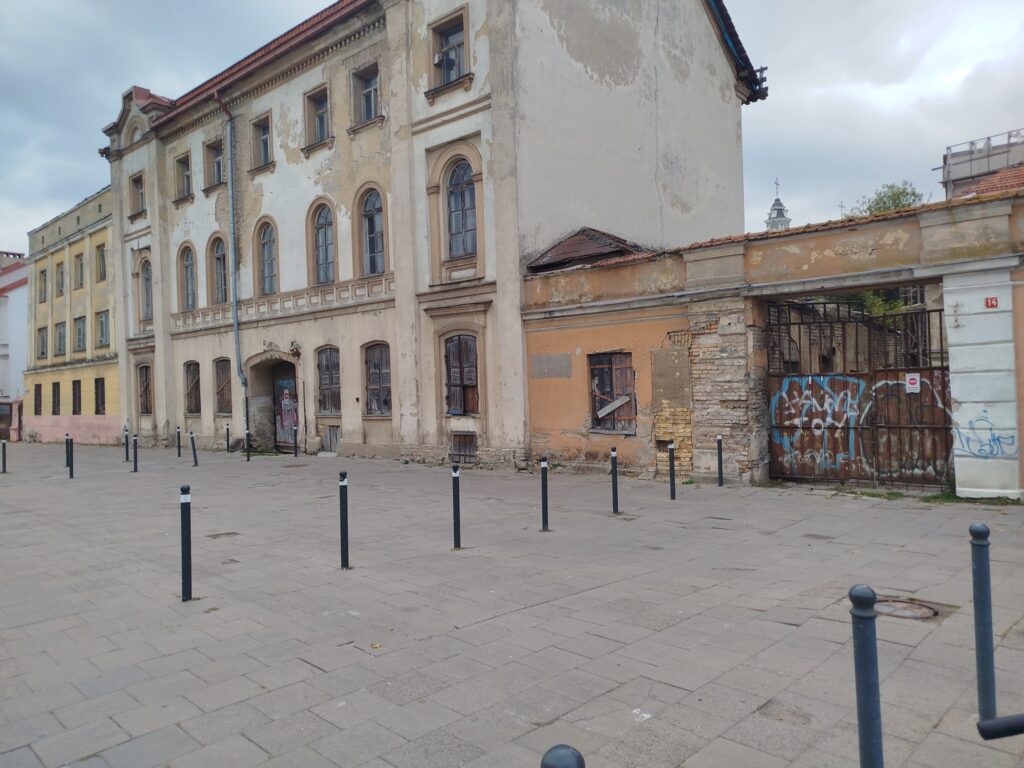 Taip atrodo viena labiausiai turistų lankomų vietų Vilniuje - erdvė prie Aušros vartų.