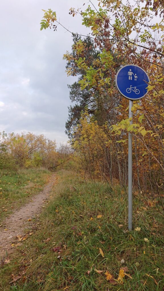 Gali būti kelias, medis, žolė ir tekstas vaizdas