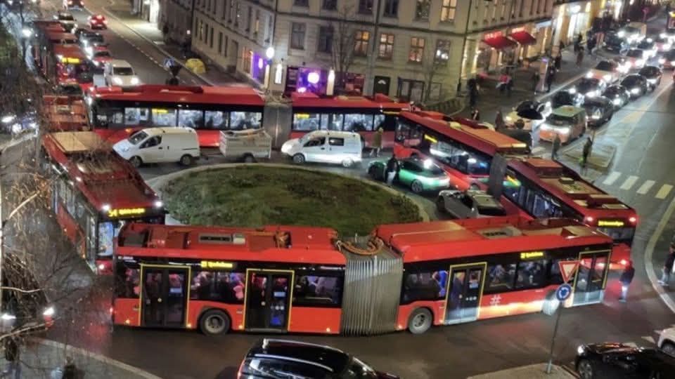 Osle, Norvegijoje 4 ilgieji autobusai užsiblokavo žiede ir negalėjo pravažiuoti!