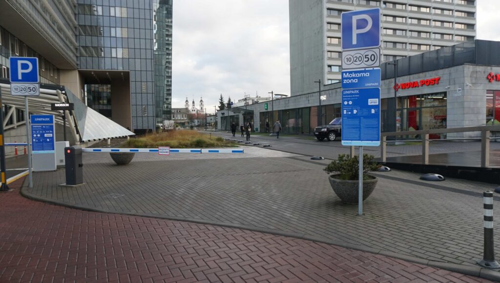 May be an image of street and text that says P 102050 BUCEGON UINIPARK P 102050 Mokama zona NOVA VAPOST NOVAPOST POST PARK 0 • LUNOE M 国