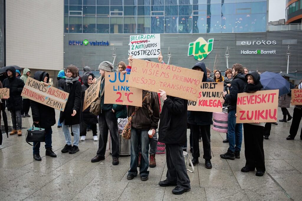 JUDU darbuotoja ėmėsi savivalės? Proteste aktyviai palaikė bilietų branginimą