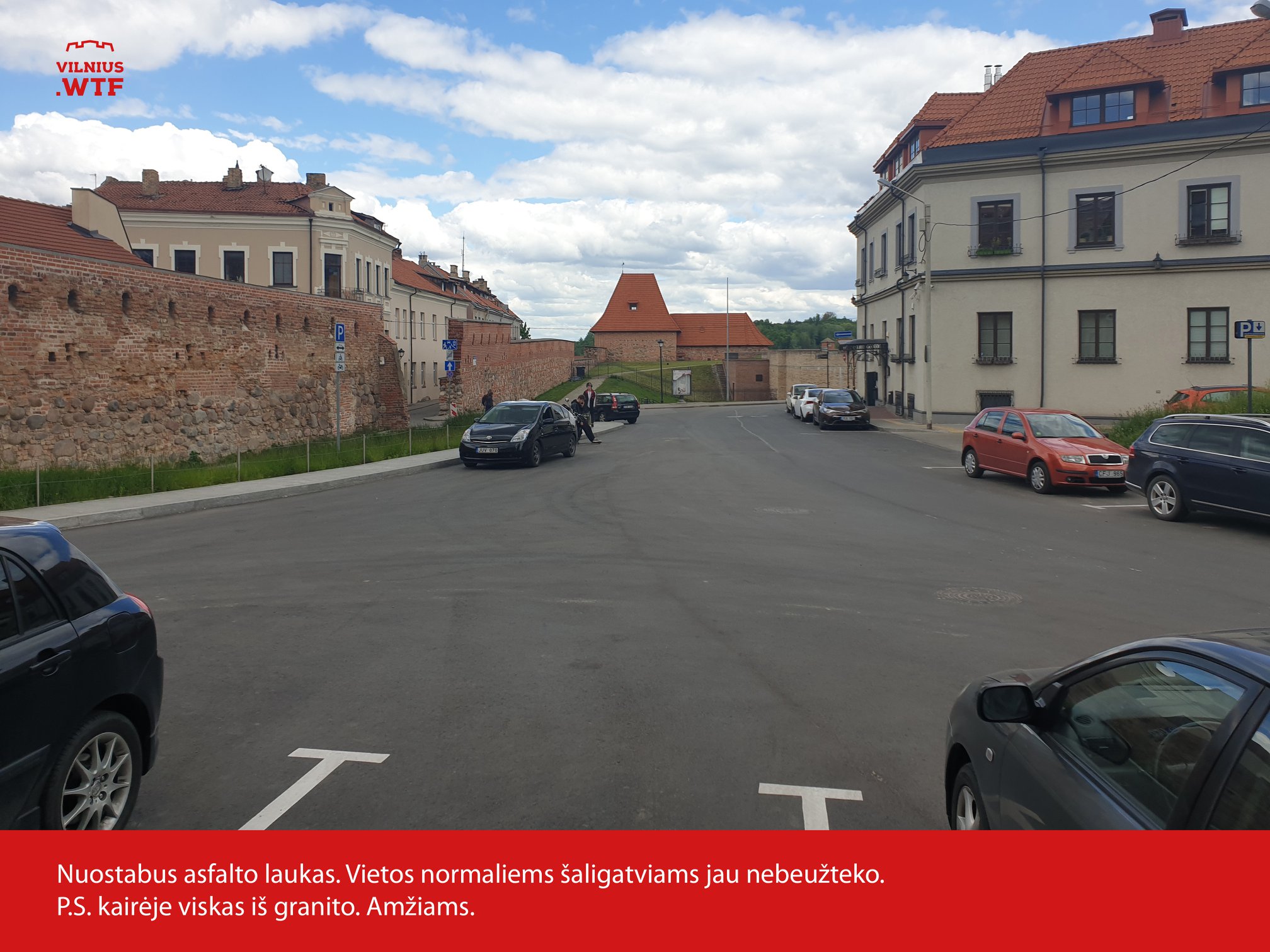 Nuostabus asfalto laukas. Vietos normaliems šaligatviams jau nebeužteko