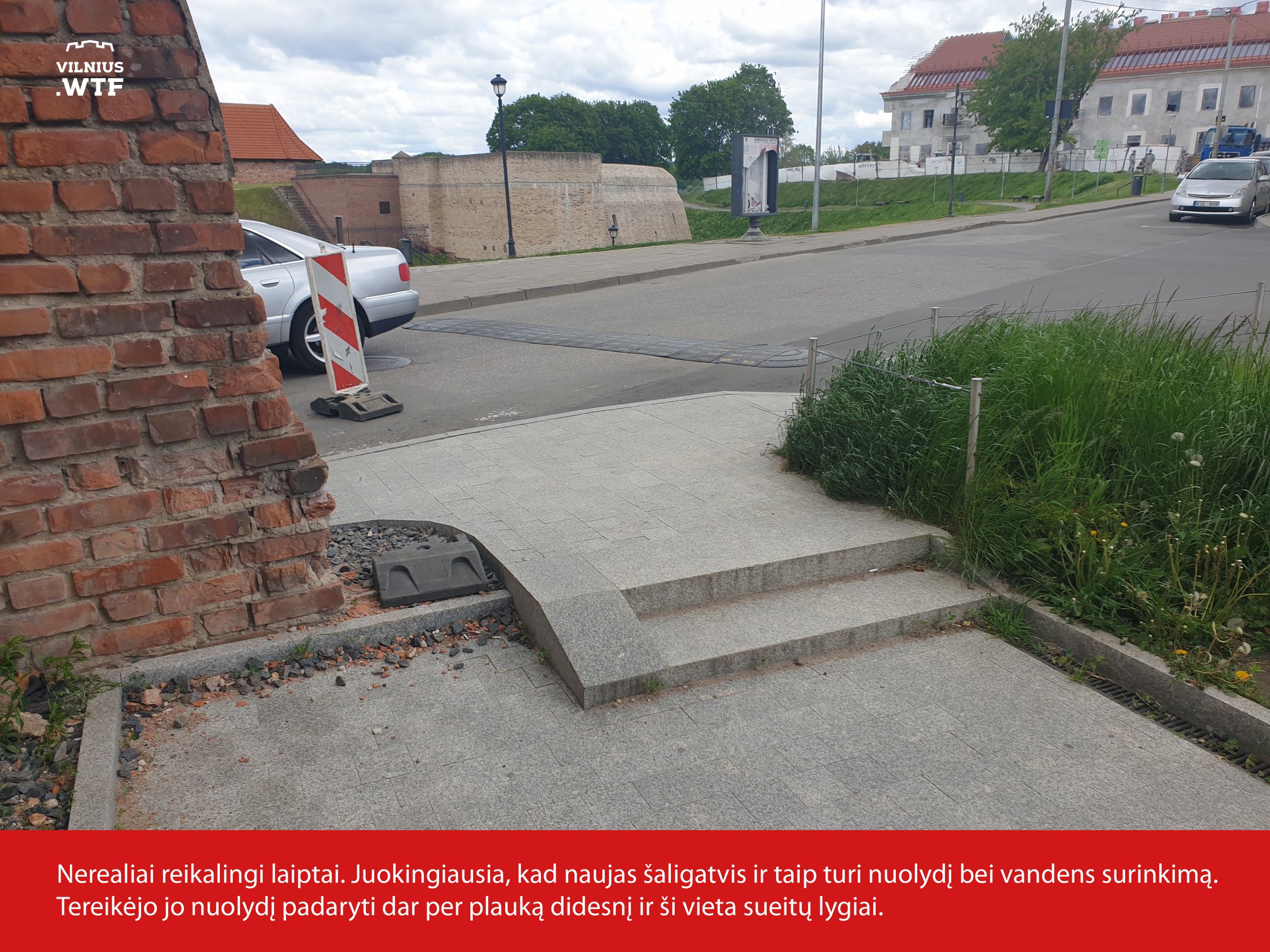 Nerealiai reikalingi laiptai. Juokingiausia, kad naujas šaligatvis ir taip turi nuolydį…