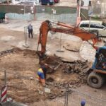 Pasipiktinęs vilnietis: Aludarių gatvę remontuoja senuosius akmenis versdami ekskavatoriumi