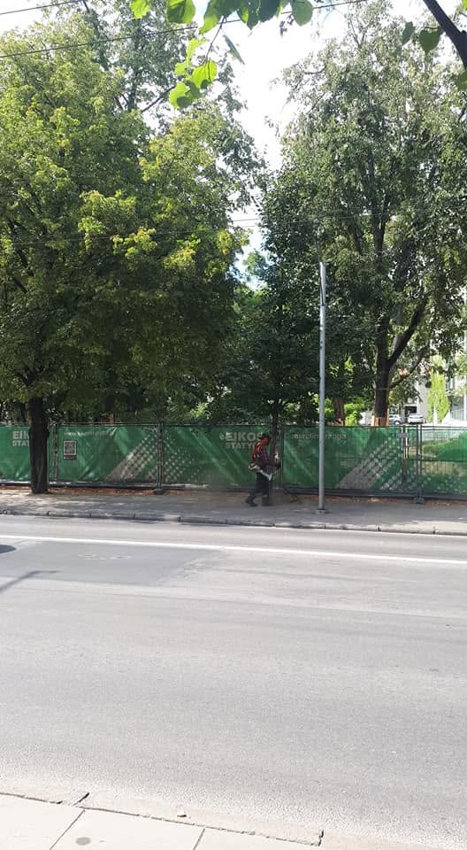 FYI Vilniaus centre žoles iš plytelių tarpų pjauna su trimeriais