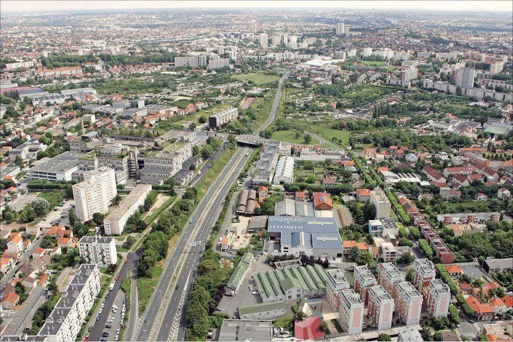 Paryžius - kad nutiesti tramvajaus liniją griauna bešviesoforinį kelią A186 su skirtingų…