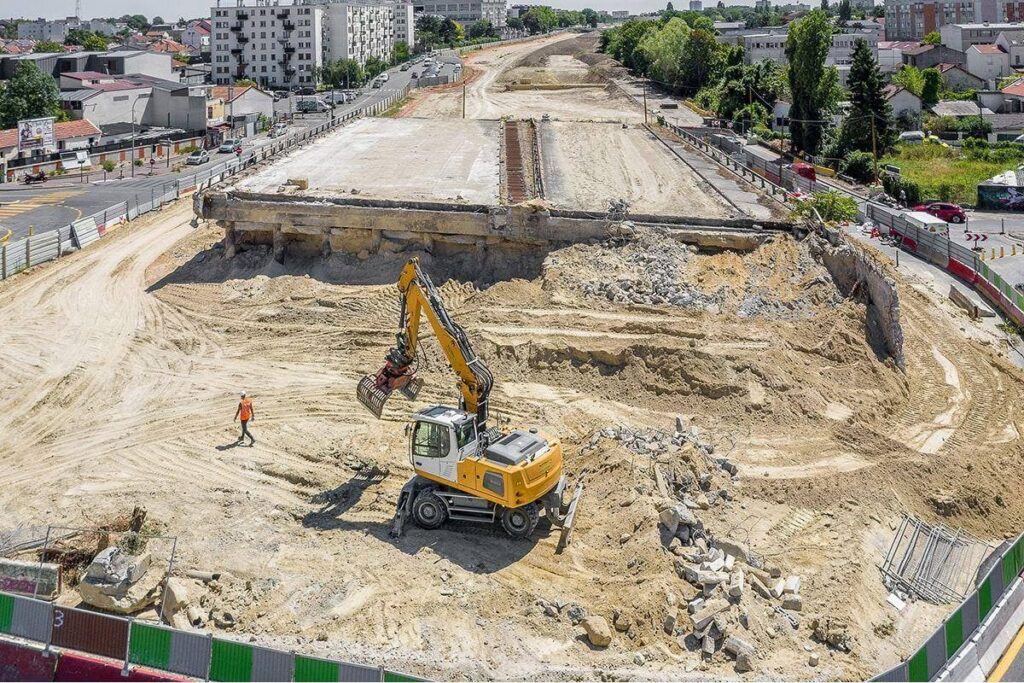 Paryžius - kad nutiesti tramvajaus liniją griauna bešviesoforinį kelią A186 su skirtingų…
