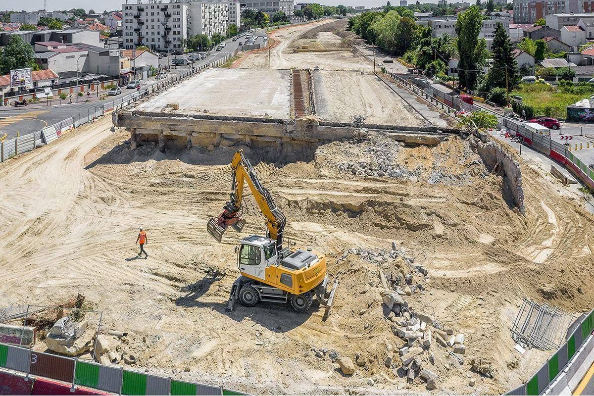 Paryžius - kad nutiesti tramvajaus liniją griauna bešviesoforinį kelią A186 su skirtingų…
