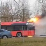 Sostinėje atvira liepsna degė autobusas