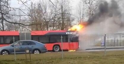 Sostinėje atvira liepsna degė autobusas