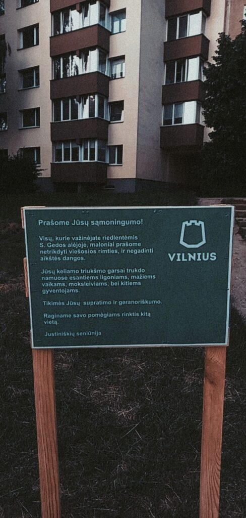 Visu, kurie važinejate riedlentemis