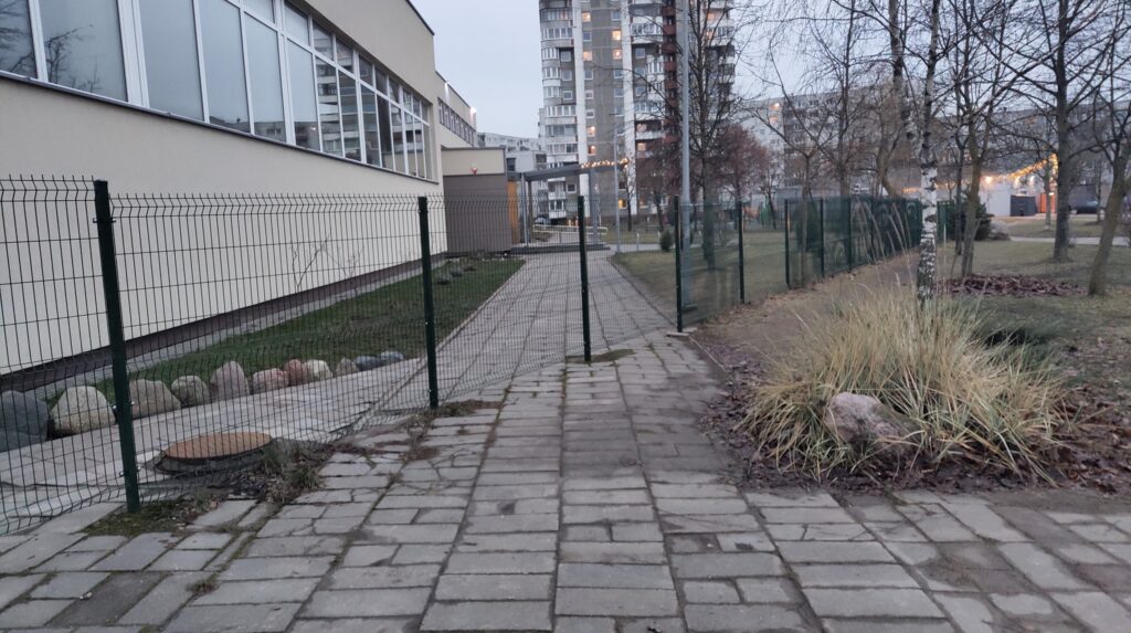 Tokie mokyklų aptvėrimai yra apgailėtini