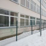 Kokia prasmė yra va taip aptverinėti mokyklą?