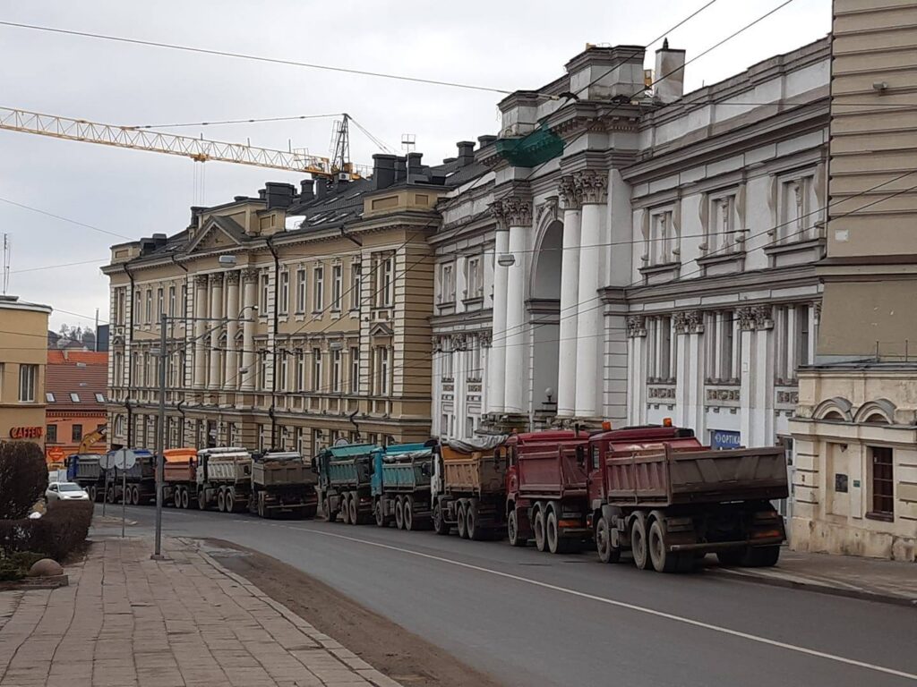 Vilniaus miesto savivaldybė, man atrodo statybų rangovas baigęs darbus turėtų sutvarkyti…