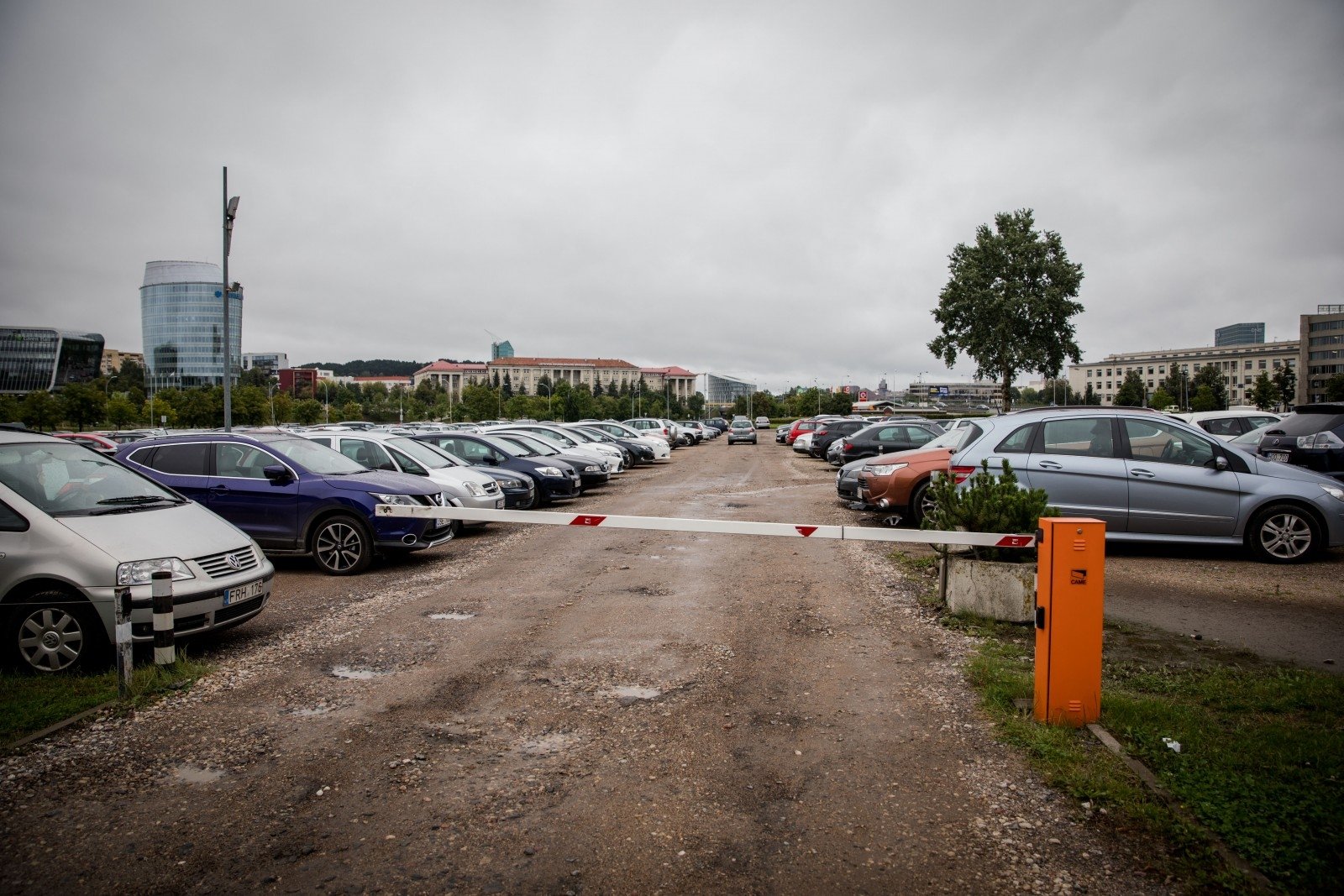 Tas parkingas prie Seimo su trosais, žvyru ir akmenimis yra tikroji “Reprezentacinė”…