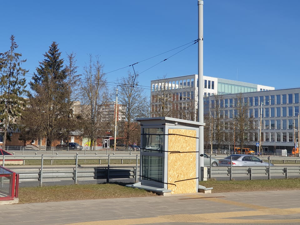 Nusileidi veikiančiu liftu vienoje perėjos pusėje, o kitoje laukia niespodzianka