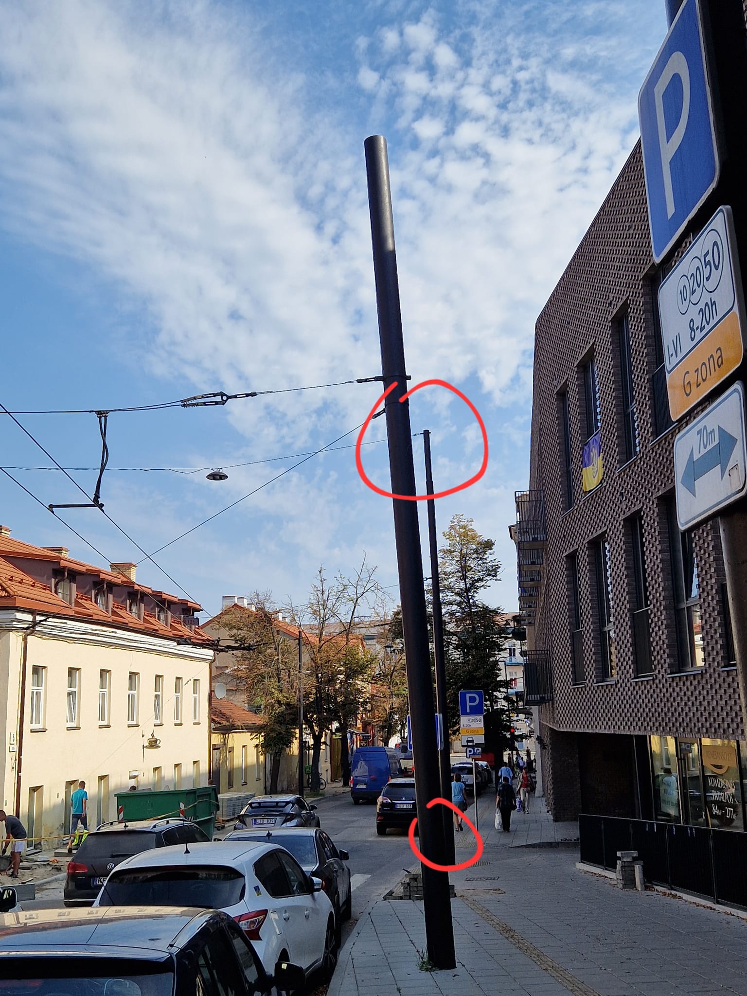 Stulpas vizualiai neblogai pasvyręs. Tai senas tarybinis rudijantis stulpas, tik juodai perdažytas.