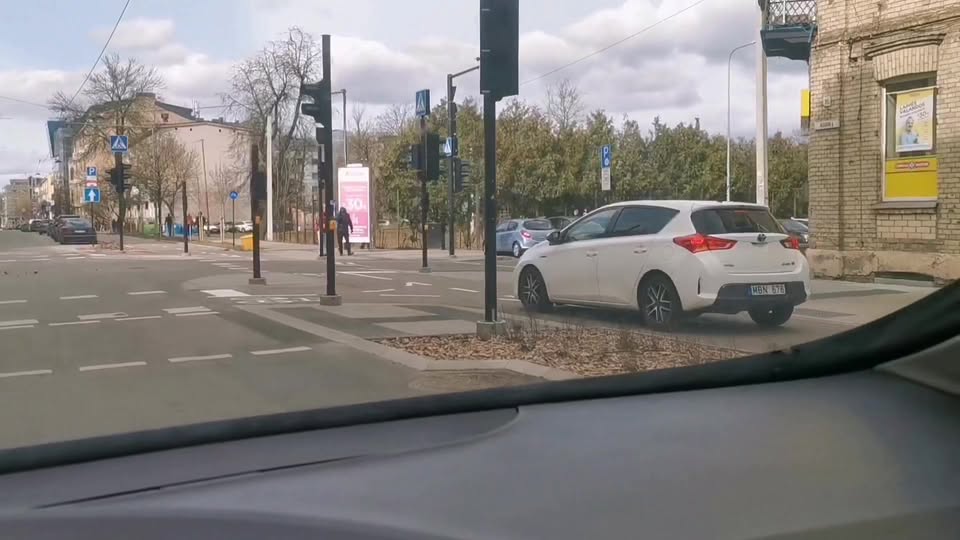 Pralėkė nauja juosta pro komisariatą