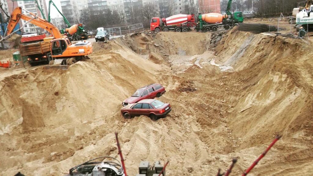 Čia kaip? Foto: Bernardas Dizaineris, FB #vilnews #karoliniškės #statyba #lobis #audi #verslocentras #wtfisthis #kaip #kodėl #kam #laisvesprospektas #freedom36