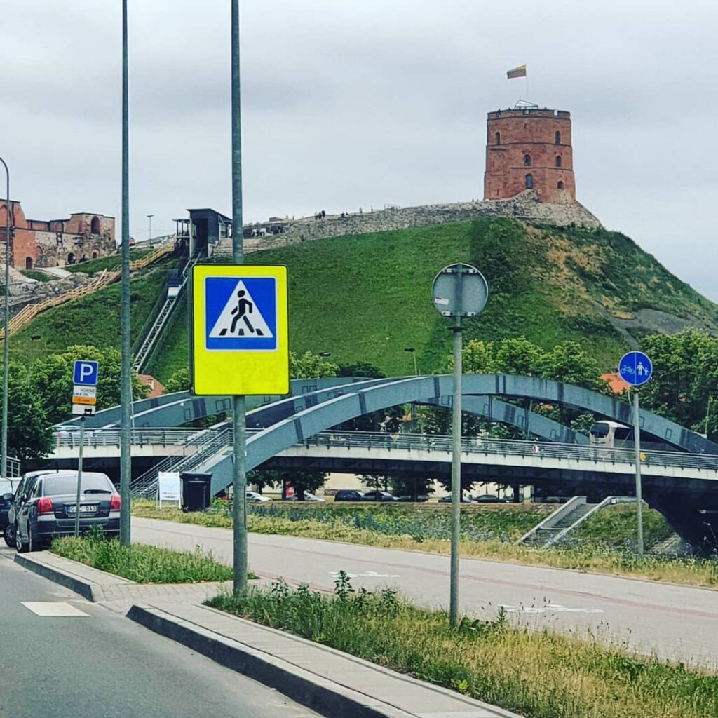 Žvejų g. iškirto medžius, sumažino visus kelio ženklus, kad atverti vaizdą į Gedimino pilį. 2019 metais Savivaldybė pagalvojo, kad čia kažko trūksta... gal ryškių geltonų skydų? O perėją perdarė iš iškiliosios į paprastą. #vilnius #urbanistika #ket #saugumas #skydai #zenklistanas #absurdas #urbanizmas #pesciujupereja #kodėlgine #šimašeu #lietuvostalentai #wilnonasze