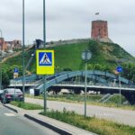 Žvejų g. iškirto medžius, sumažino visus kelio ženklus, kad atverti vaizdą į Gedimino pilį. 2019 metais Savivaldybė pagalvojo, kad čia kažko trūksta... gal ryškių geltonų skydų? O perėją perdarė iš iškiliosios į paprastą. #vilnius #urbanistika #ket #saugumas #skydai #zenklistanas #absurdas #urbanizmas #pesciujupereja #kodėlgine #šimašeu #lietuvostalentai #wilnonasze