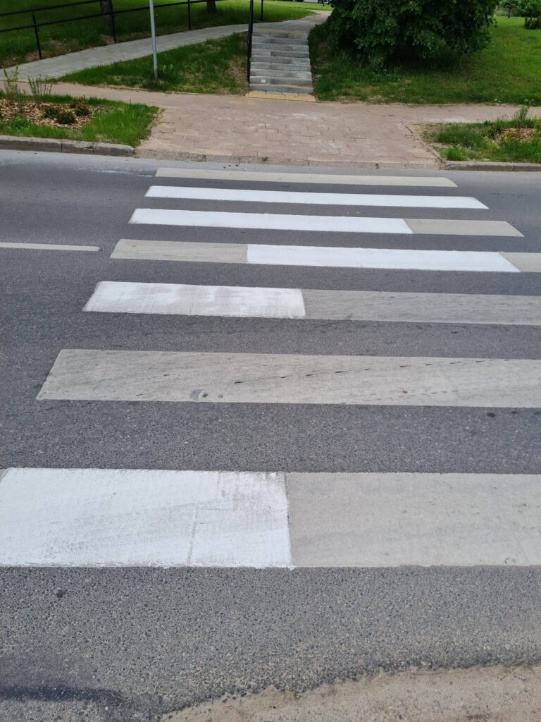 Vilnius sugeba ne tik lopyti gabalais asfaltą, bet net ir linijas dažyti gabaliukais