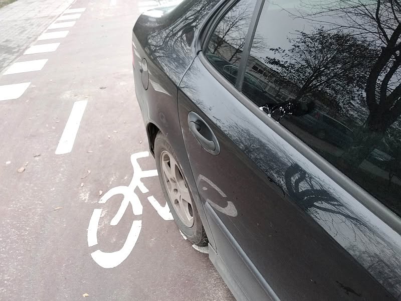 Kai kuriems gyventojams, rodos, jau atsibodo, kad Gelvonų g., kur įrengė naujutėlį gražų…