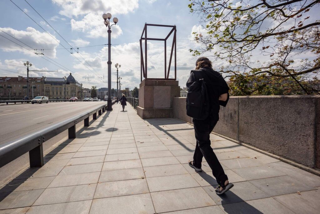 Ant Žaliojo tilto iškilo meninė instaliacija - MadeinVilnius.lt - Vilniaus naujienų dienoraštis