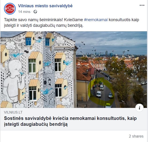 Savivaldybės PR nuotraukoje parkuotojai, pažeidžiantys KET - stovi ant šaligatvio ir dviračių tako.