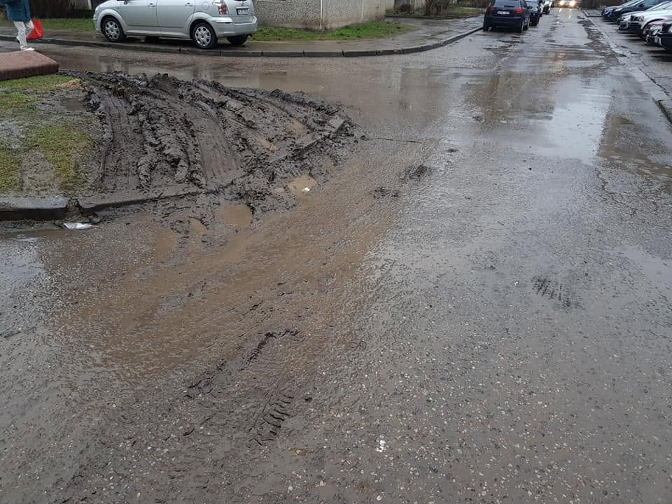 Gyventojų mašinų buvo per mažai, dabar kiemus purvynais paverčia... šiukšlių išvežėjai