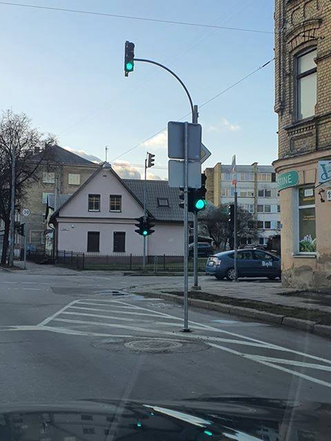 Vis galvojau, kas per neteisybė, kai stulpai statomi vidury šaligatvio