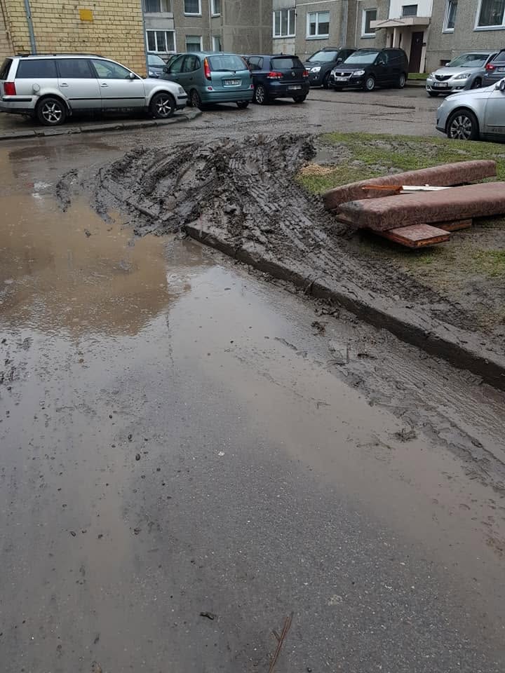 Gyventojų mašinų buvo per mažai, dabar kiemus purvynais paverčia... šiukšlių išvežėjai