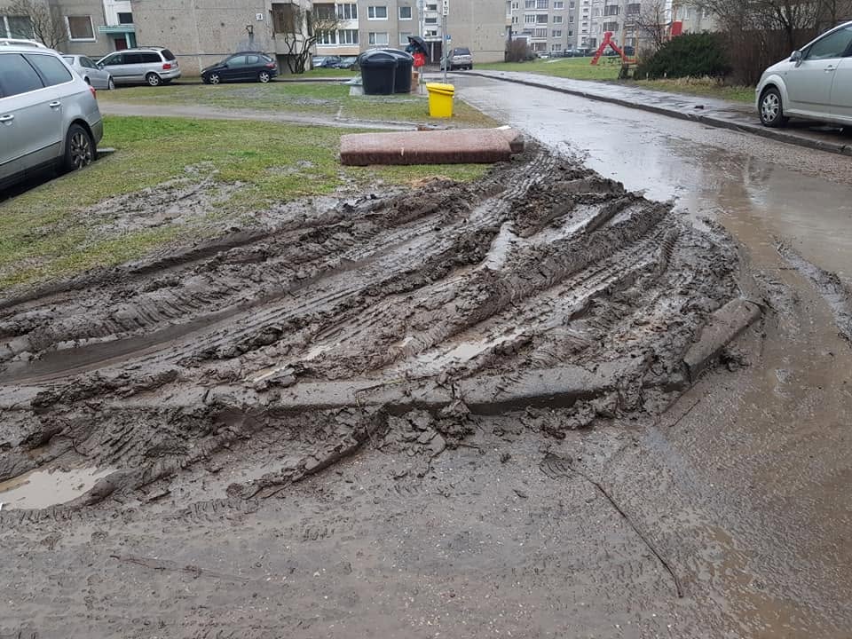 Gyventojų mašinų buvo per mažai, dabar kiemus purvynais paverčia... šiukšlių išvežėjai