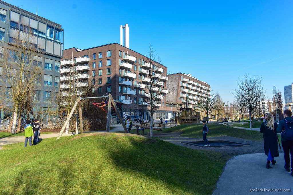 Hamburg. Reljefas paįvairintas dirbiniais žaliais kalneliais. Tai sukuria jaukumą atviroje erdvėje, o vaikams smagu ant jų laipioti. Normalios, o ne "kislotnos" medžiagų spalvos. Tolumoje matote medinį laivą. Primam plane - batutą. Batutai yra mėgstamiausia vaikų ir suaugusiųjų pramoga. Kur jų rasti Vilniuje? Niekur.