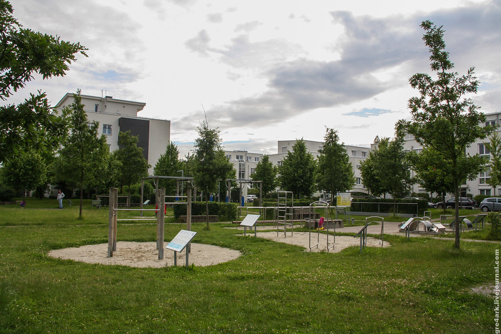 Munchen, DE. Paprastesnė aikštelė pasportuoti vyresniems vaikams. Bet vėl gi medžiagos - medis ir nerudijantis plienas.