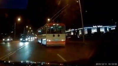 Neturi du automobiliai tilpti vienoje eismo juostoje