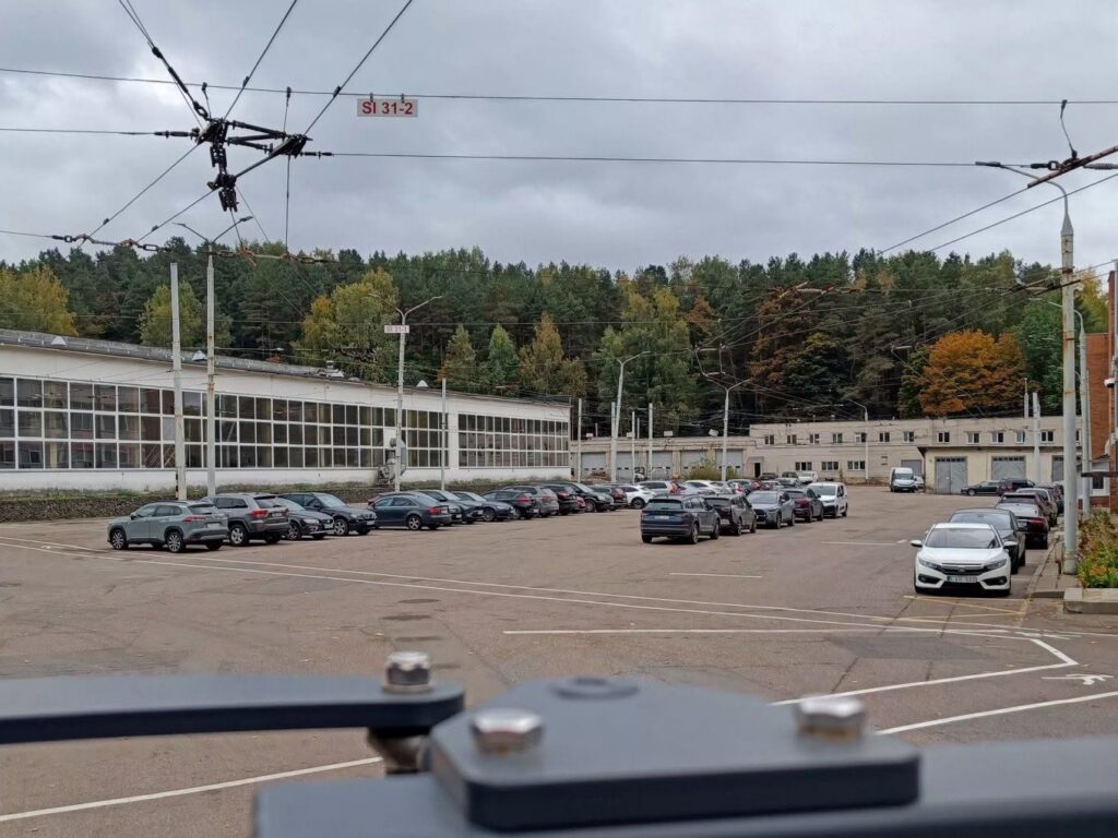 Lengvieji automobiliai VVT troleibusų parko kieme Antakalnyje